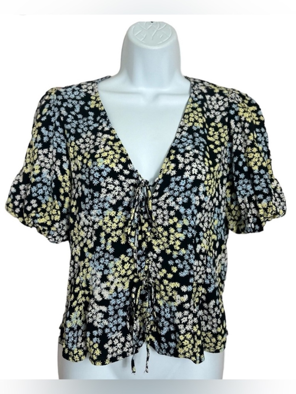 🌺 2/$20 H&M Floral Blouse medium Button Front Top V-Neck Coquette
Cottage Core
